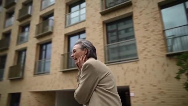 屋外での高齢者の白人ビジネス女性の肖像画 360度動画 スローモーション — ストック動画