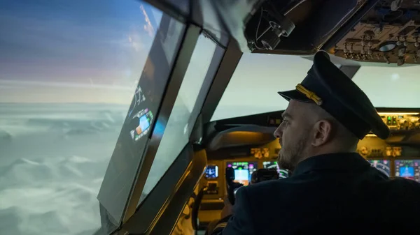 Homem Barbudo Caucasiano Controla Avião Olha Para Belo Céu — Fotografia de Stock