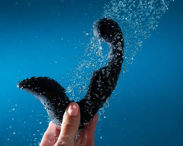 Una Mujer Lava Estimulador Próstata Negro Bajo Agua Corriente Sobre — Foto de Stock