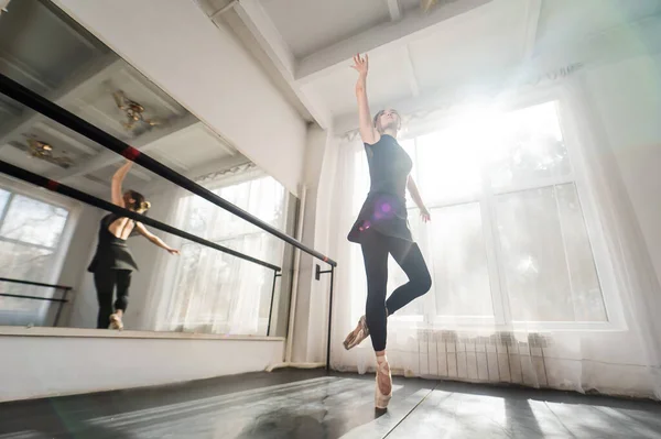 Een Mooie Aziatische Vrouw Danst Barre Ballet Danser — Stockfoto