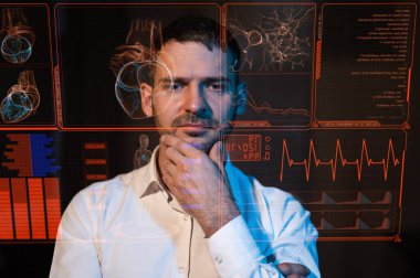 Sanal bir menünün önündeki karanlıkta sakallı bir adamın portresi. Yaşam destek monitöründeki okumalar