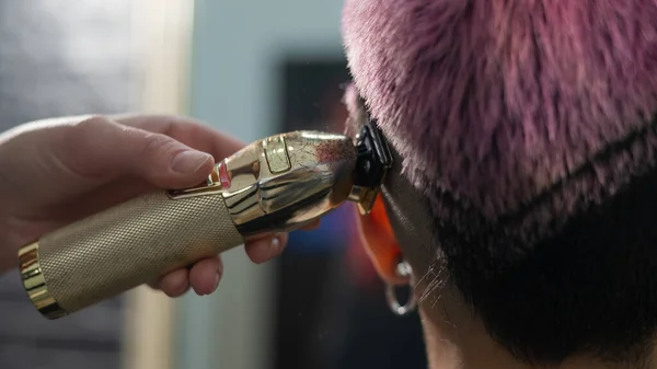 Kuaför Kadın Bir Müşterinin Kafasını Tıraş Eder Berber Dükkanında Kısa — Stok fotoğraf