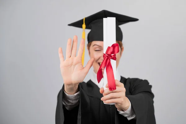 Gelukkige Vrouw Diploma Toga Houdt Uit Diploma Toont Vijf — Stockfoto