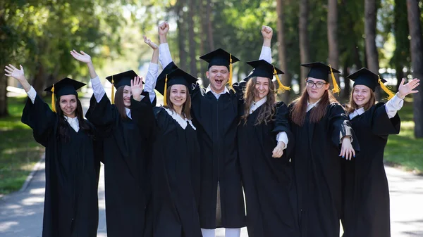 Grupo Graduados Felizes Vestes Livre — Fotografia de Stock