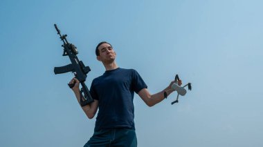 Kafkasyalı bir adam tüfekle bir drone 'u vurdu.