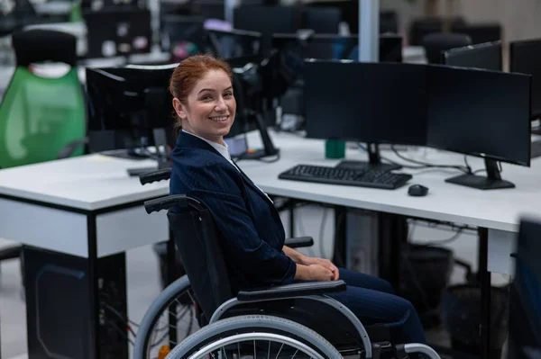 Caucasian Smiling Woman Wheelchair Work Desk — Zdjęcie stockowe