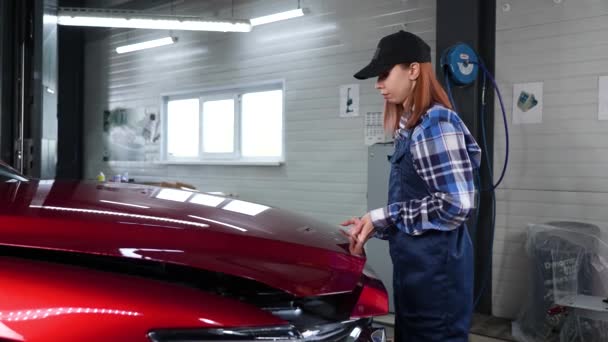 汽车修理工在汽车维修服务中打开汽车的车篷 — 图库视频影像