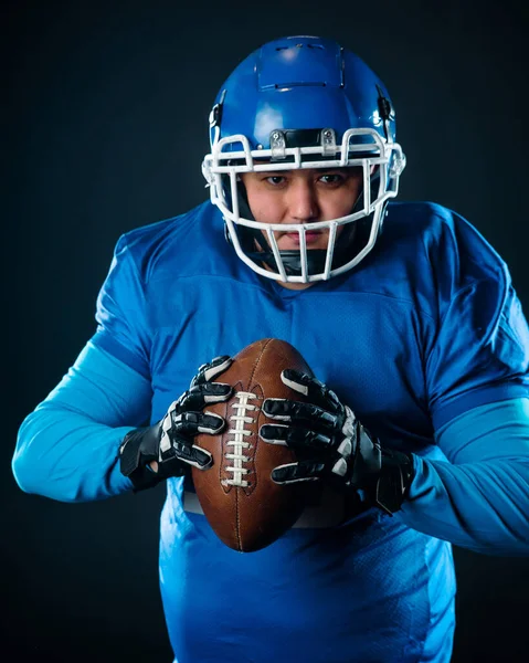 Porträt Eines Mannes Blauer Uniform Für American Football Auf Schwarzem — Stockfoto