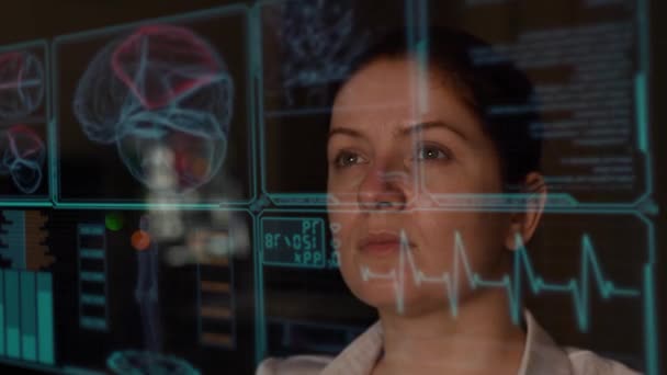 Blanke Vrouw Zoek Naar Virtuele Menu Medische Scherm Menselijk Hersenonderzoek — Stockvideo