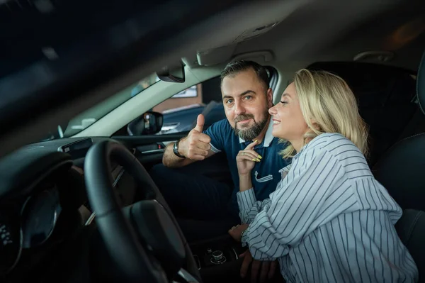 Casal Caucasiano Feliz Está Sentado Carro Novo Uma Concessionária Carros — Fotografia de Stock