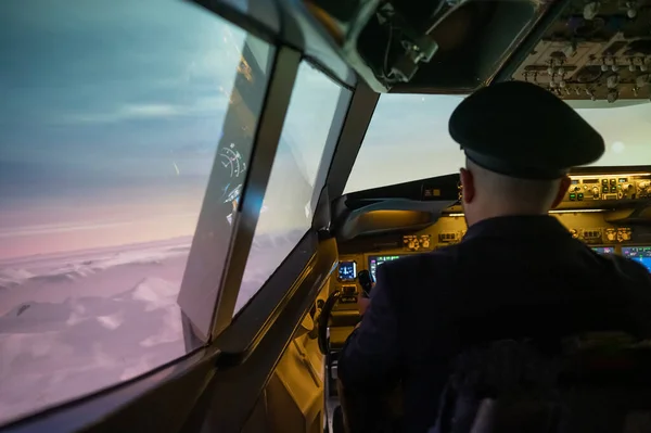 Man Studying Pilot Aircraft Simulator — 스톡 사진