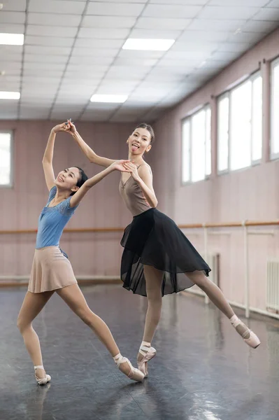 Duas Bailarinas Asiáticas Estão Dançando Classe — Fotografia de Stock