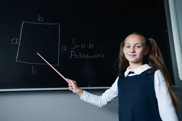 Estudante Responde Aula Menina Caucasiana Escreve Uma Fórmula Quadro Negro — Fotografia de Stock
