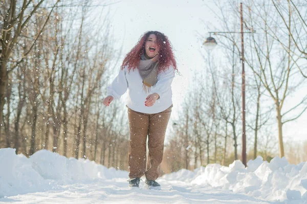 Χαμογελώντας Παχουλή Κοκκινομάλλα Γυναίκα Τρέχει Στο Πάρκο Χειμώνα — Φωτογραφία Αρχείου