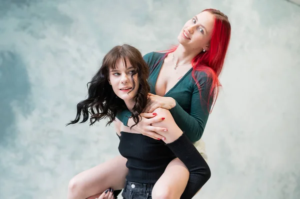 Dos Amigos Están Bromeando Joven Mujer Caucásica Espalda Otro — Foto de Stock