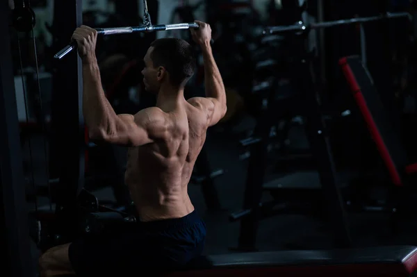 Man Does Chest Pulldown Gym — 스톡 사진