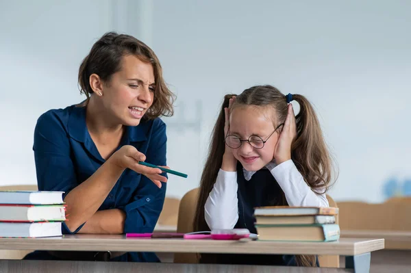 Bir Bayan Öğretmen Bir Öğrenciye Bağırır Küçük Kız Elleriyle Kulaklarını — Stok fotoğraf