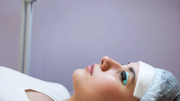 Retrato Cerca Una Mujer Sobre Procedimiento Laminación Teñido Pestañas Maquillaje — Foto de Stock