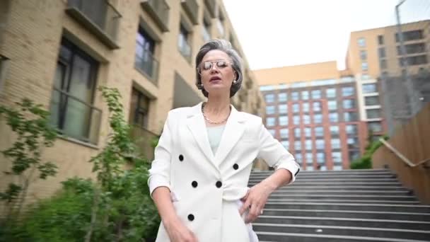Portrait Une Femme Affaires Caucasienne Mature Centre Ville Vidéo 360 — Video