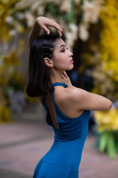 Bella Ballerina Asiatica Posa Sullo Sfondo Edificio Decorato Con Fiori — Foto Stock