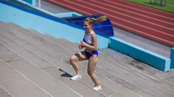Genç Beyaz Kadın Stadyum Merdivenlerinde Koşuyor — Stok fotoğraf
