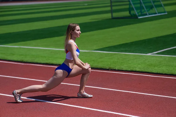 Genç Beyaz Kadın Açık Hava Stadyumunda Koşuya Çıktı — Stok fotoğraf