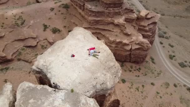 Vista Superior Drone Três Pessoas Deitadas Cazaquistão Charyn Canyon — Vídeo de Stock
