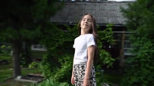 少女は屋外で飛行機と遊ぶ 360度動画 — ストック動画