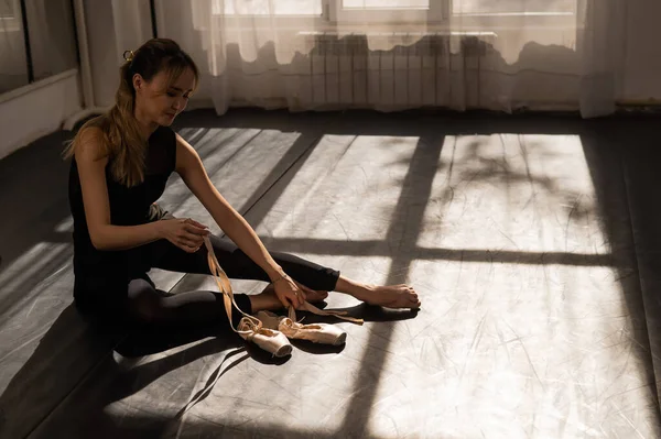 Een Aziatische Ballerina Zit Vloer Trekt Puntschoenen Aan — Stockfoto