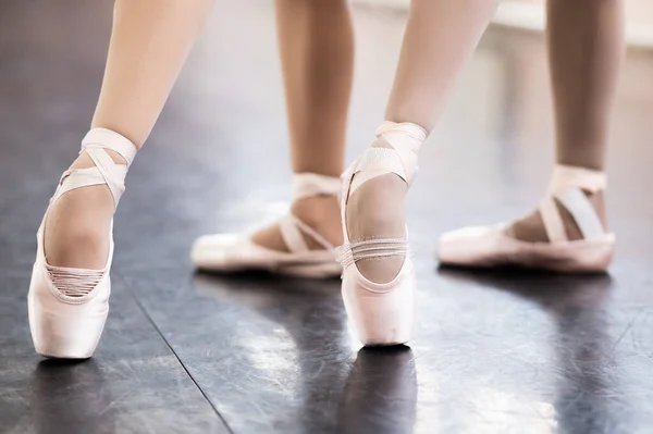 Close Van Benen Van Twee Ballerina Puntschoenen Een Dansles — Stockfoto