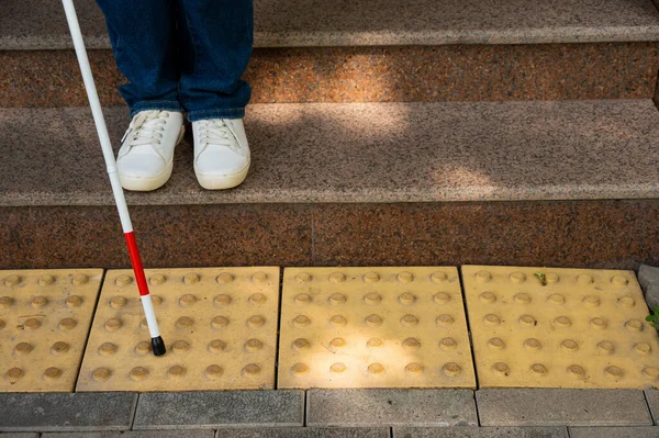 手杖和触感瓦片的特写 盲女用手杖走下楼梯 — 图库照片