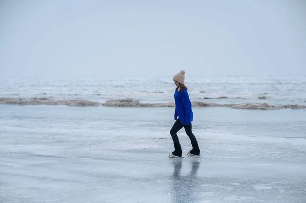 白人女性で青いセータースケートでA Freed Lake — ストック写真
