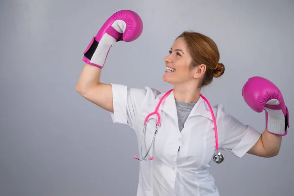 Uma Médica Levantou Mãos Luvas Boxe Cor Rosa Como Sinal — Fotografia de Stock