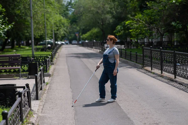 Blinde Schwangere Überquert Mit Hilfe Eines Blindenstockes Die Straße — Stockfoto