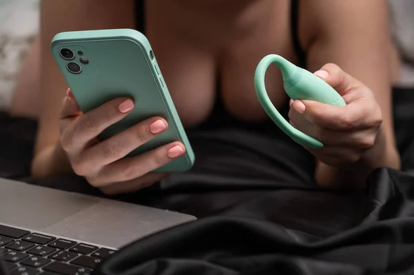 Kobieta Leży Łóżku Synchronizuje Urządzenie Kegel Smartfonem — Zdjęcie stockowe