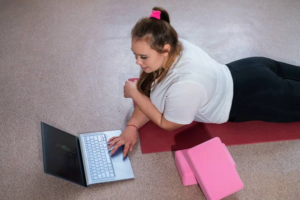 Knubbig Ung Kvinna Tittar Online Fitness Lektion Bärbar Dator Distansutbildning — Stockfoto