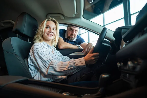 Casal Caucasiano Feliz Escolhe Carro Novo Concessionário Carros Para Sua — Fotografia de Stock