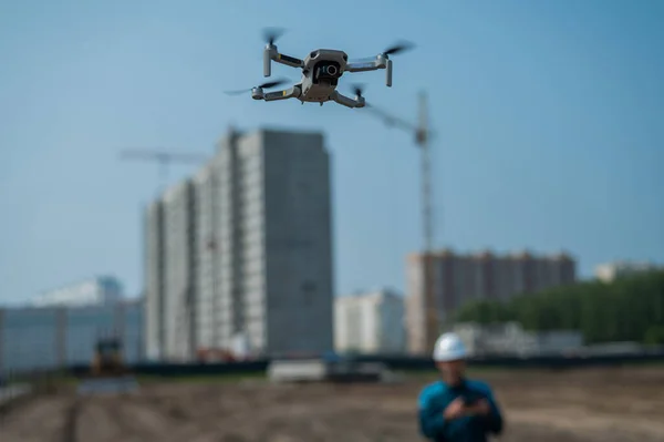 Hombre Con Casco Mono Controla Dron Sitio Construcción Constructor Realiza —  Fotos de Stock