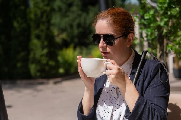 Slepá Žena Obchodním Obleku Pití Kávy Venkovní Kavárně — Stock fotografie