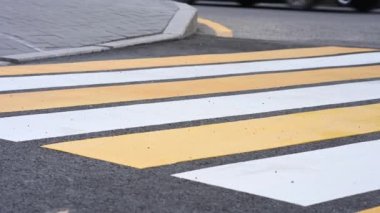 Yaya geçidinden sopayla geçen kör bir kadının bacaklarına yakın çekim.
