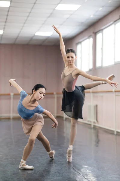 Két Ázsiai Balerina Táncol Osztályban — Stock Fotó