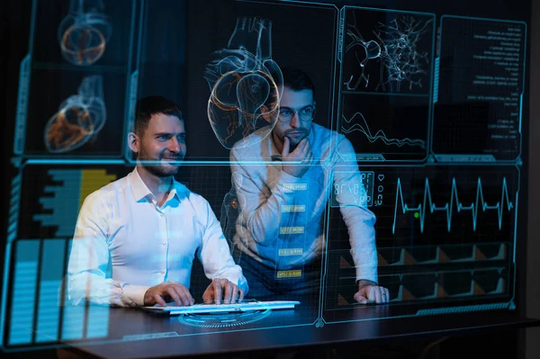 Dois Homens Barbudos Caucasianos Estão Olhando Discutindo Dados Tela Médica — Fotografia de Stock