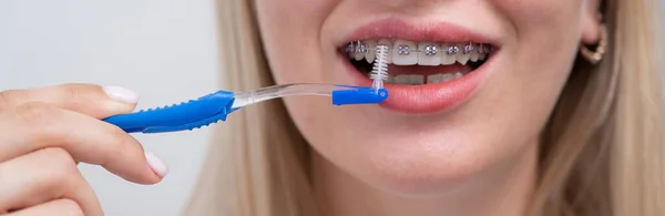 Biała Kobieta Czyści Zęby Aparatem Zęby Szczotką Ekran Panoramiczny — Zdjęcie stockowe
