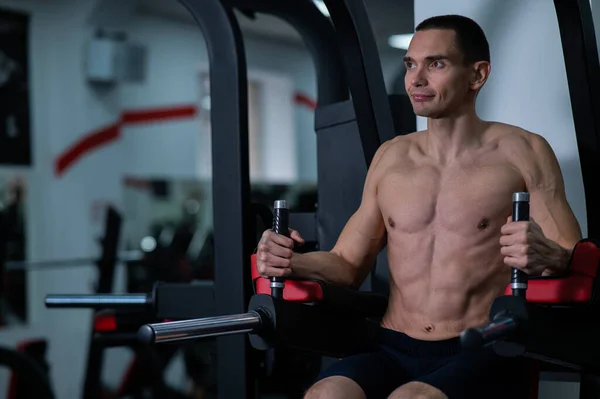 Shirtless Man Doing Triceps Dips Parallel Bars Gym — Stock fotografie