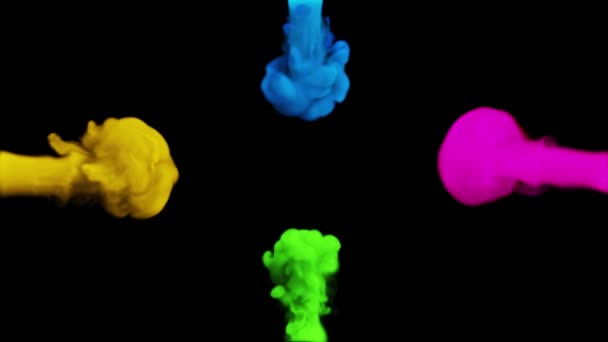 黒を背景に4面から多色の煙のクラブが衝突する 3Dイラスト — ストック動画