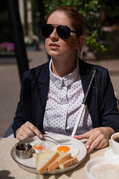 Slepá Žena Obleku Míchaná Vejce Pouliční Kavárně — Stock fotografie