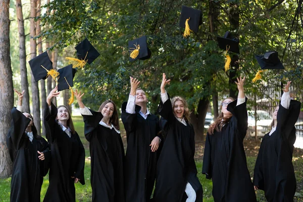 Colegas Classe Vestidos Graduação Jogando Chapéus Livre — Fotografia de Stock