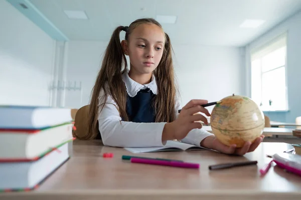 Kaukázusi Iskoláslány Asztalánál Iskolában Tanulmányozza Világot — Stock Fotó