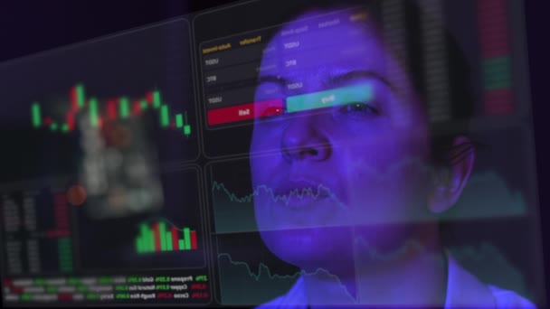 闇の中にHudメニューがある仮想スクリーンを見ている女 株価チャート ブローカーターミナル — ストック動画