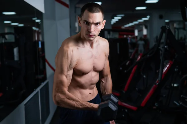Muž Bez Trička Dělá Biceps Cvičení Činkami Tělocvičně — Stock fotografie